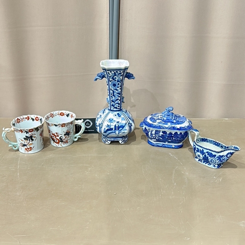 101 - Mixed lot of ceramic items to include- two Masons Ironstone floral-decorated mugs, a blue and white ... 