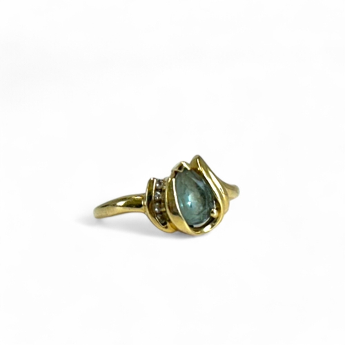 40 - A 14ct Gold, Aquamarine & Diamond ring.Size M 1/2.