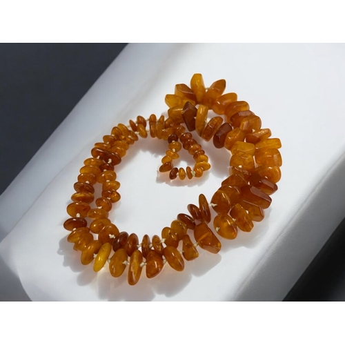 75 - A vintage Baltic Amber graduated necklace.Butterscotch / Cognac colouring.