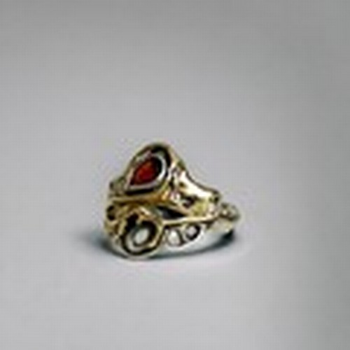 255 - An unusual 9ct gold & silver ring.Silver base, overlaid with 9ct gold (tested)  and set with a g... 