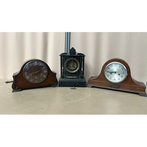 152 - a lOT OF 3 Antique mantel clocks with brass movement, from the early 20th century. Features visible ... 