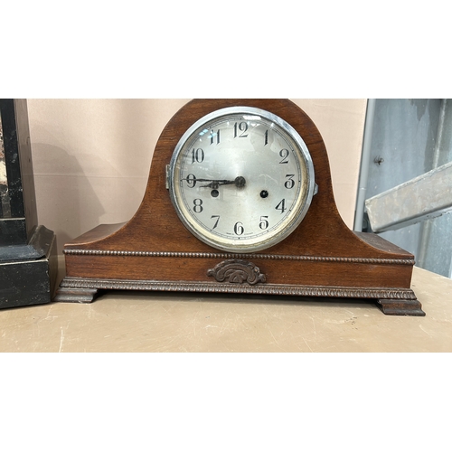 152 - a lOT OF 3 Antique mantel clocks with brass movement, from the early 20th century. Features visible ... 