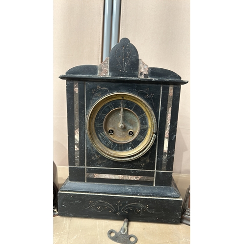 152 - a lOT OF 3 Antique mantel clocks with brass movement, from the early 20th century. Features visible ... 