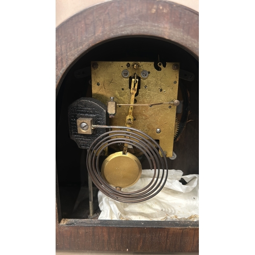 152 - a lOT OF 3 Antique mantel clocks with brass movement, from the early 20th century. Features visible ... 