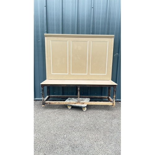 290 - Painted wooden panel Bench with High back, beige, with simple moldings. Mounted on an aged wooden st... 