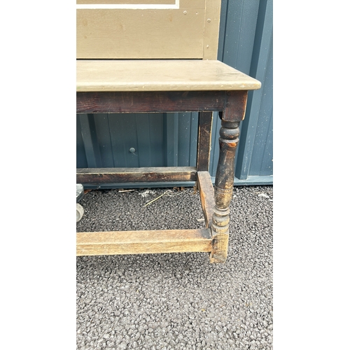 290 - Painted wooden panel Bench with High back, beige, with simple moldings. Mounted on an aged wooden st... 