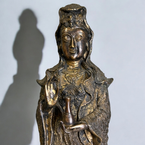 100A - A large Chinese bronze figure of Guanyin.Qing dynasty, 18th/19th century.Finely cast, with intricate... 