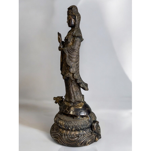 100A - A large Chinese bronze figure of Guanyin.Qing dynasty, 18th/19th century.Finely cast, with intricate... 