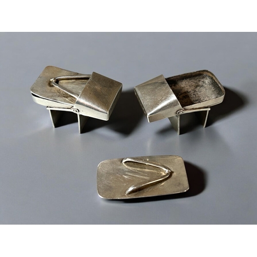 589 - Japanese export silver salt & pepper.Shaped as traditional Geta sandals.3 x 5cm