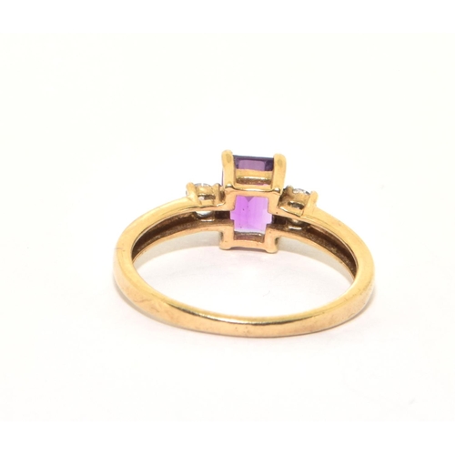 141 - 9ct gold ladies good emerald cut Amethyst solitaire with clear stone decoration size P