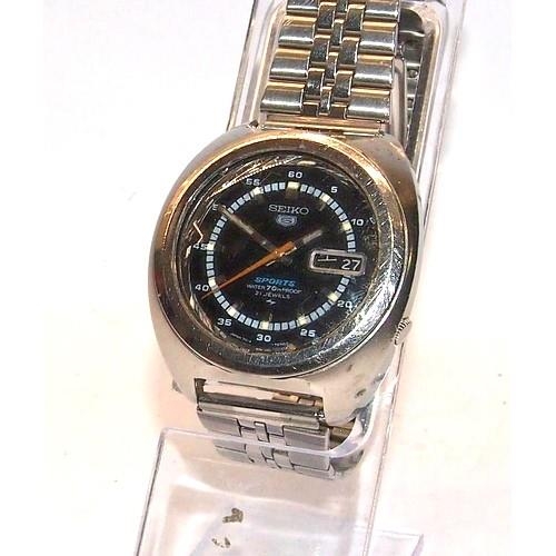 371 - Seiko 5 Sports automatic gents watch ref:7019-7050. Serial number dates this watch to November 1970.... 