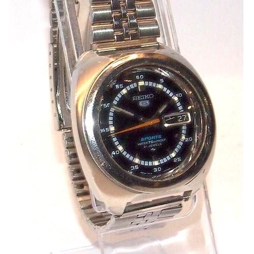 371 - Seiko 5 Sports automatic gents watch ref:7019-7050. Serial number dates this watch to November 1970.... 