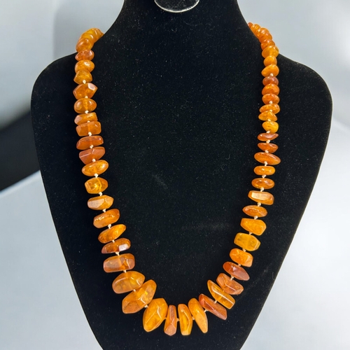 583 - A vintage Baltic Amber graduated necklace.Butterscotch / Cognac colouring.