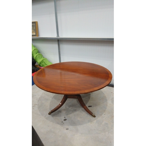 128 - Mahogany round dining table, Georgian style with pedestal base and brass casters.