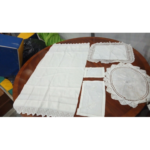 131 - Set of embroidered and lace-trimmed white linens, featuring various crochet patterns, includes table... 