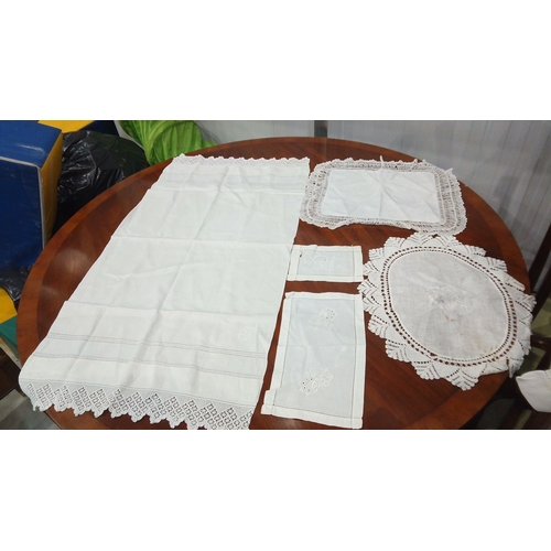 131 - Set of embroidered and lace-trimmed white linens, featuring various crochet patterns, includes table... 