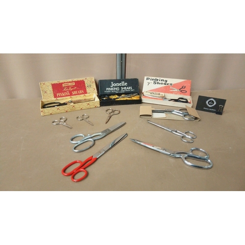 18 - Vintage pinking shears lot, including Jonelle and Kumfi-Kut brands. They feature precision steel bla... 