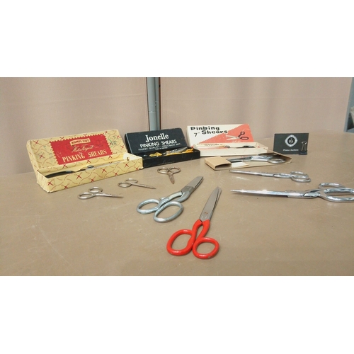 18 - Vintage pinking shears lot, including Jonelle and Kumfi-Kut brands. They feature precision steel bla... 