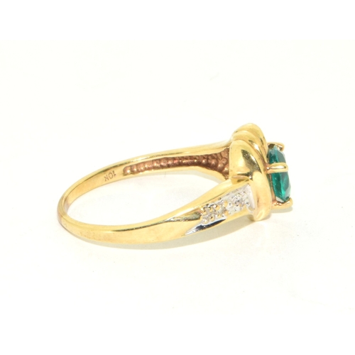 56 - 9ct gold ladies Emerald and Diamond heart design ring size R