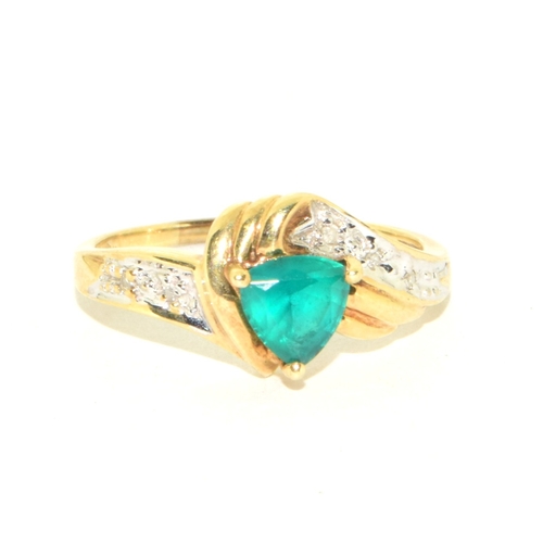 56 - 9ct gold ladies Emerald and Diamond heart design ring size R