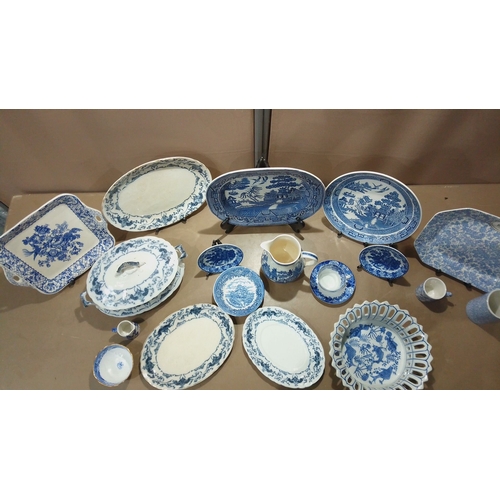 59 - Extensive blue-and-white transferware collection, including Mason's, Wedgwood, and Meakin. Assorted ... 