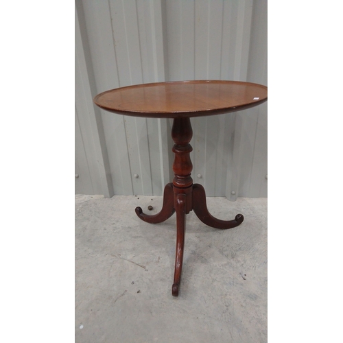 49 - Set of three antique mahogany occasional tables, from the 19th to early 20th century. Two have tripo... 