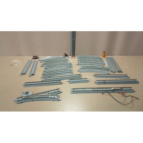 52 - Vintage model railway track collection, including straight and curved sections with connectors and a... 