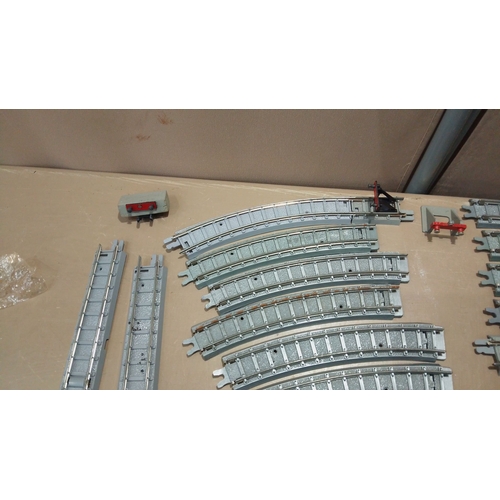 52 - Vintage model railway track collection, including straight and curved sections with connectors and a... 