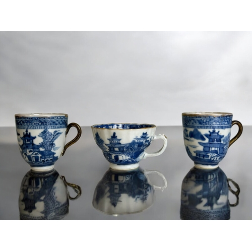 6 - A collection of Chinese porcelain tea wares.Qing dynasty, Kangxi to Qianlong period.Includes blue &a... 