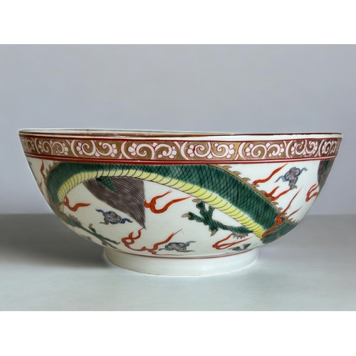 26 - A large Chinese famille verte porcelain centrepiece bowl.Qing dynasty, 19th century.Elaborately pain... 