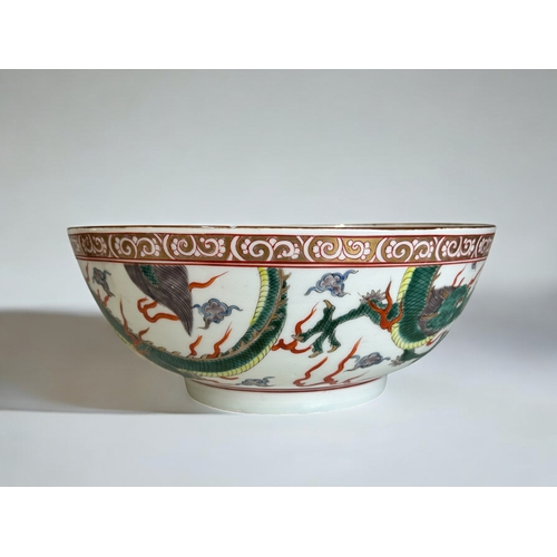 26 - A large Chinese famille verte porcelain centrepiece bowl.Qing dynasty, 19th century.Elaborately pain... 