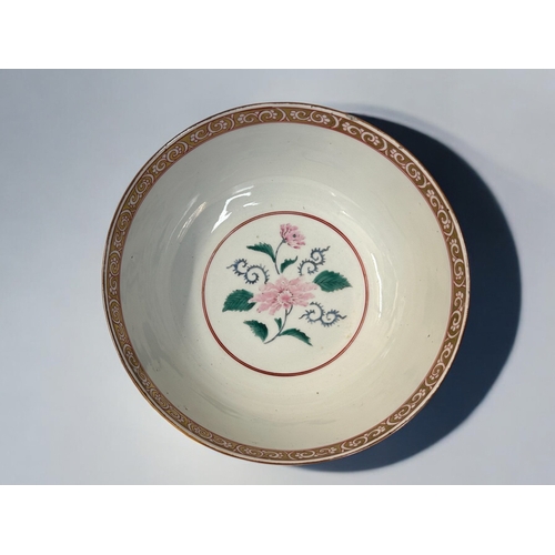 26 - A large Chinese famille verte porcelain centrepiece bowl.Qing dynasty, 19th century.Elaborately pain... 