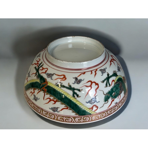 26 - A large Chinese famille verte porcelain centrepiece bowl.Qing dynasty, 19th century.Elaborately pain... 