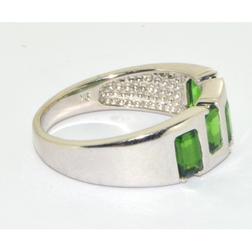 41 - 9ct white gold heavy Greek key design Peridot ring size O