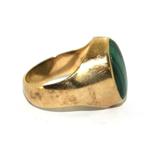 61 - 9ct gold Gents Malachite single stone signet ring 8 gram size S