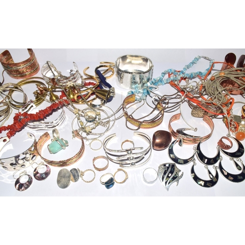 233 - Bag of mixed New and used costume jewellery to include Silver items