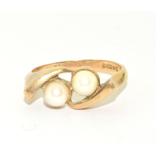 76 - 9ct gold ladies twin pearl ring in a split setting size N