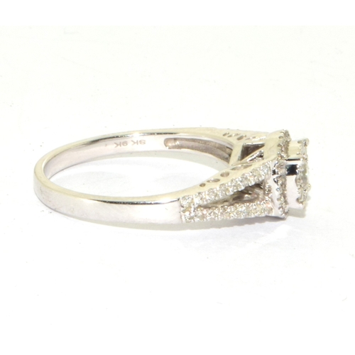 116 - 9ct white gold ladies Diamond hallo design ring with diamonds to the shoulders on a split setting ap... 