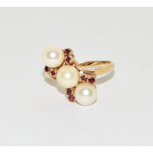 126 - 9ct gold ladies triple Pearl and Garnet statement ring size O