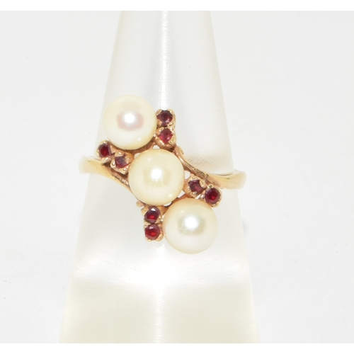 126 - 9ct gold ladies triple Pearl and Garnet statement ring size O