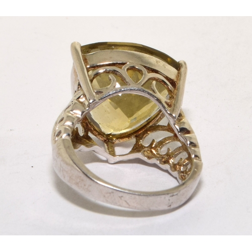 353 - 925 silver golden quarts triangle shape ring set in a leaf design mount size L