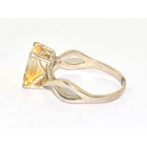 162 - 925 silver Yellow Quarts claw set twist shank design ring size S