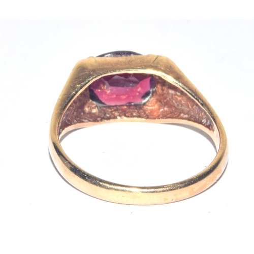 206 - 9ct gold ladies vintage oval cut Garnet dress ring with a patterned shoulder 3.1 grams size N