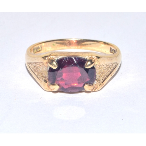 206 - 9ct gold ladies vintage oval cut Garnet dress ring with a patterned shoulder 3.1 grams size N