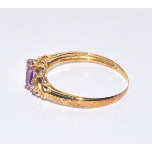 286 - 9ct gold ladies Amethyst vintage triple stone ring size O