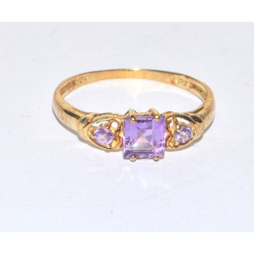 286 - 9ct gold ladies Amethyst vintage triple stone ring size O