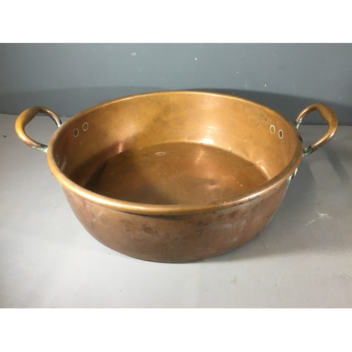 98 - Victorian and later Copper Items to include a Large and Heavy Twin Handled Pan (4.6kg).Gross Weight ... 