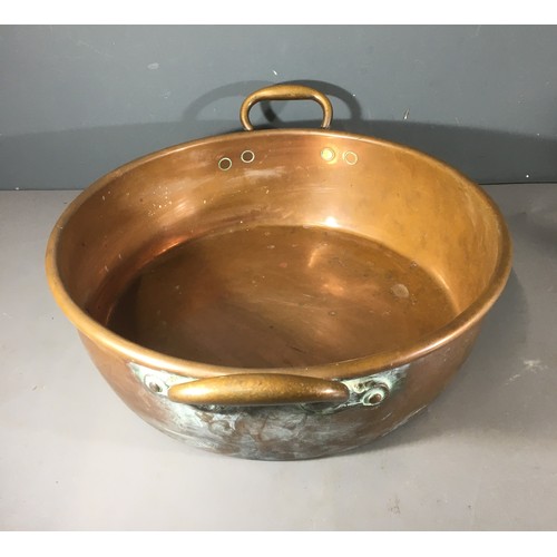 98 - Victorian and later Copper Items to include a Large and Heavy Twin Handled Pan (4.6kg).Gross Weight ... 