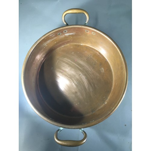 98 - Victorian and later Copper Items to include a Large and Heavy Twin Handled Pan (4.6kg).Gross Weight ... 