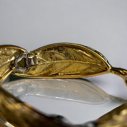 200 - A FINE QUALITY 18 CARAT GOLD & SAPPHIRE BRACELET. By Christopher Milton Stevens, Bespoke Jewelle... 